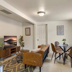 Highland Hide Away | Boho Chic | UA Walk | Superhost