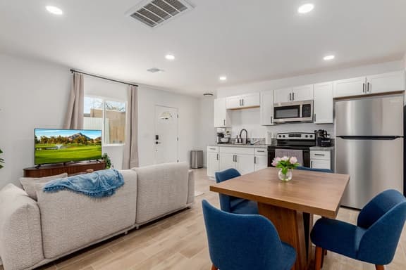 Soorya Guest House 2Bed 2BA Close to UofA - Image 1